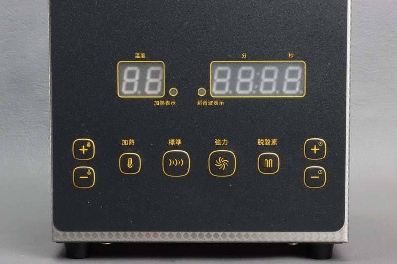 標準が40kHz、強力が28kHz。脱酸素は洗浄液内の気体を減らして洗浄効果を高める機能。また加熱機能もあるので、温度を保ったまま洗浄ができる