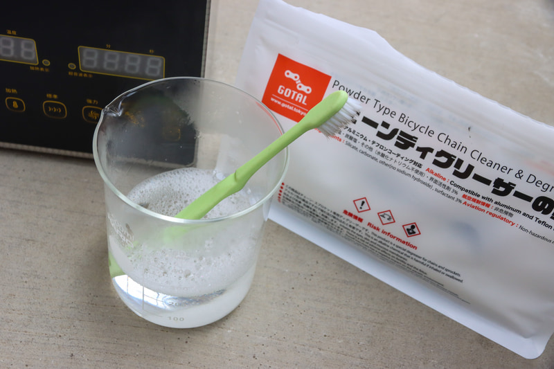 250mlのお湯に溶かす。溶けにくいので熱湯を使った上でよくかき混ぜる