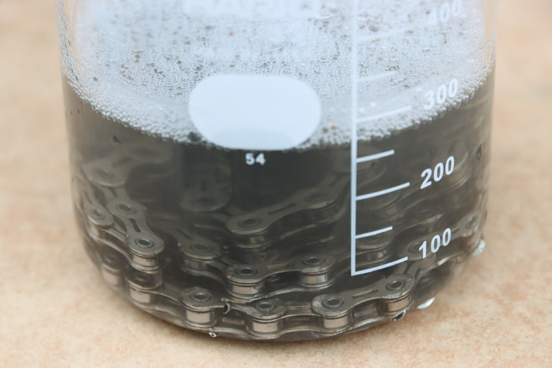 洗浄液を使った2回目の洗浄後。最初ほどではないがまだまだ黒く濁っている