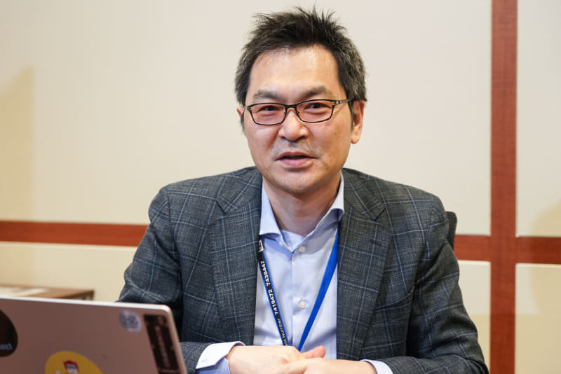 山口肇征（やまぐち ただゆき）氏。大学では土木工学を専攻していたが、研究室のメールサーバーを構築した経験から通信の面白さを感じ、1997年NTTに入社。インフラエンジニアとして、1999年から「IP接続サービス」のプロジェクトに関わり、以降も「フレッツ光」など基幹ネットワークに携わるプロジェクトを歴任。現在、執行役員 CTO マーケティング統括本部 ビジネス開発本部長 営業戦略推進部長兼務。趣味は食べ歩きと局舎巡り