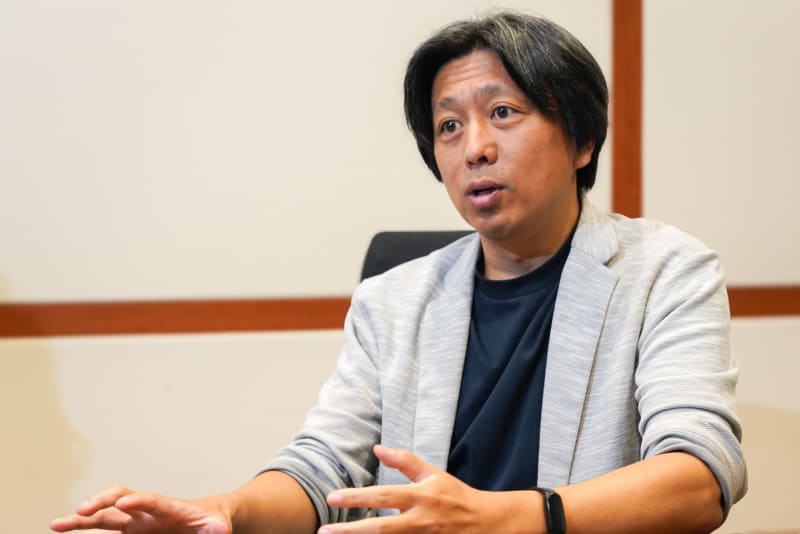 吉田友哉(よしだ ともや)氏。日本のインターネット・情報通信を自らつくって支えることを志し、1998年、NTTに入社。翌年のNTT再編によりNTTコミュニケーションズ(現NTTドコモビジネス)へ異動し、OCNの基幹ネットワークの運用・開発を担当する。現在、プラットフォームサービス本部 クラウド&ネットワークサービス部開発オペレーション部門 部門長。同社エヴァンジェリストとして、経路台帳システム(日本版IRR)創設、IPv4枯渇問題の対策、後述するCONECT主査としての活動など、会社の枠を超えた日本の通信環境への貢献も多数。趣味はピアノと将棋、創ること全般