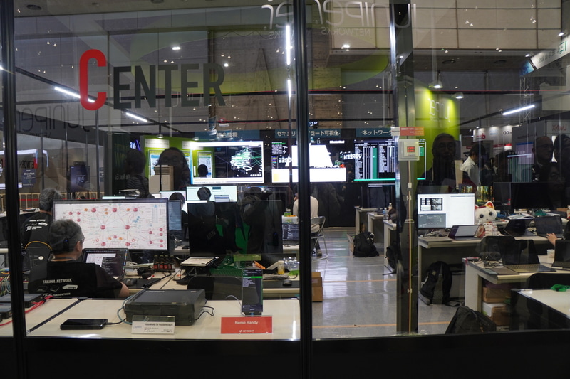 「ShowNet」を運用するNOC（Network Operation Center）の様子（「Interop Tokyo 2025」より）