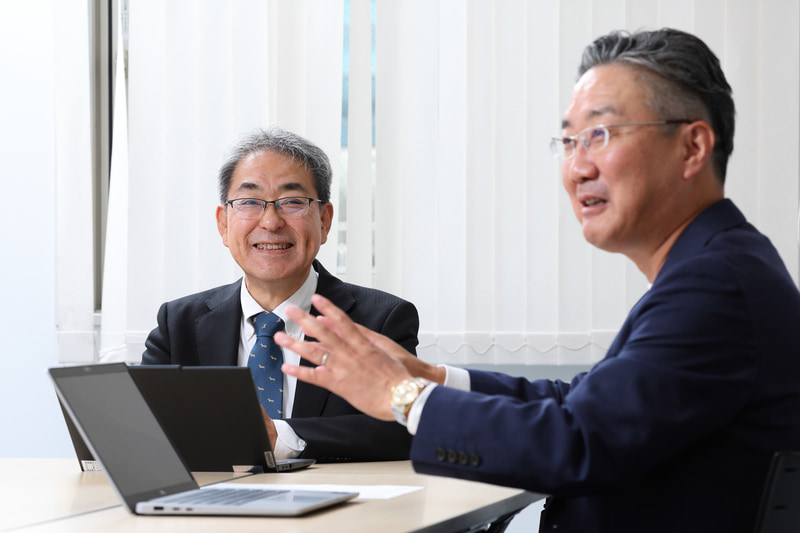 ニューテックの品質管理に対する投資が巨大企業なみにスゴいと語る横山氏（写真右）