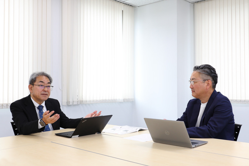 供給網を途絶えさせないために複数のHDDメーカーと付き合いがあるニューテックだが、Seagateは技術面で一歩抜きに出ていると語る小野氏（写真左）