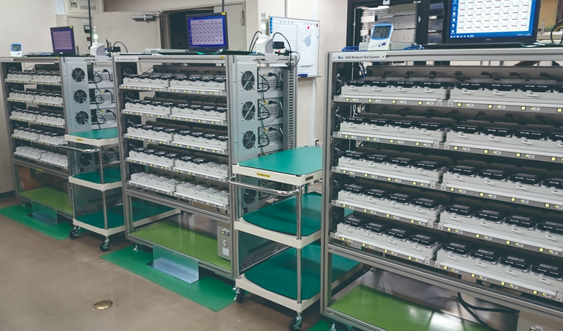 納品されたハードディスクは専用のテスターで全数検査した上で出荷をしているという