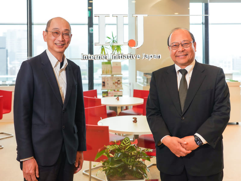 写真左から、株式会社インターネットイニシアティブ 顧問 浅羽登志也氏、株式会社インターネットイニシアティブ 代表取締役 社長執行役員 谷脇康彦氏