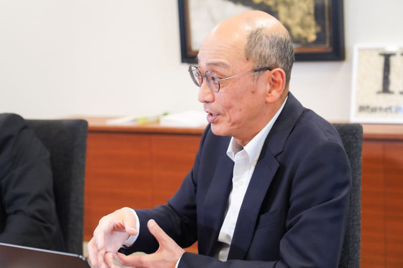 「この破壊的イノベーションが通信で起こり、その後も情報流通における検索エンジン、物流におけるECと連続した時代だったのです。今はAIで同じことが起きています」（浅羽氏）