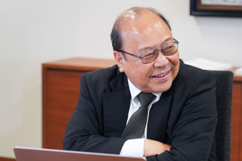 谷脇康彦（たにわき やすひこ）氏。1984年に郵政省（現総務省）に入省。内閣審議官・内閣サイバーセキュリティセンター（現国家サイバー統括室）副センター長、総務省情報通信国際戦略局長、総合通信基盤局長、総務審議官など、情報通信や情報セキュリティ関連の要職を歴任し2021年退官。2022年IIJに入社し、取締役副社長に。25年4月より代表取締役 社長執行役員