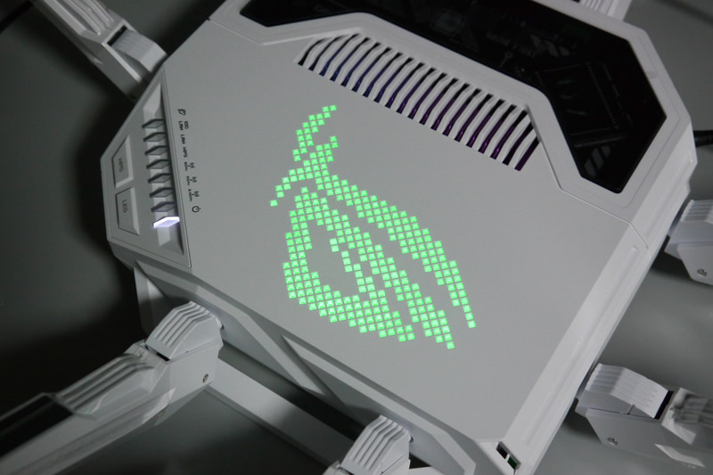 ロゴ部分が光る。光り方を変更できる（周囲を暗くして撮影）
