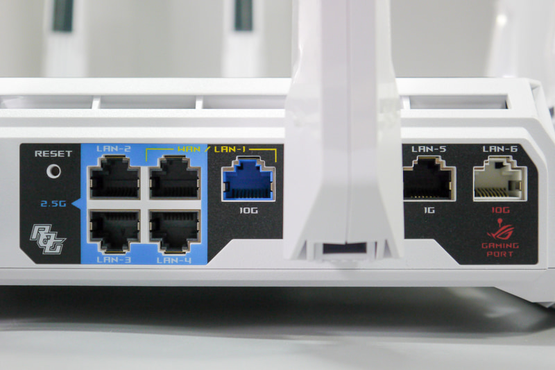 有線LANポート。10GbpsポートがWAN/LANと、LANの2つある