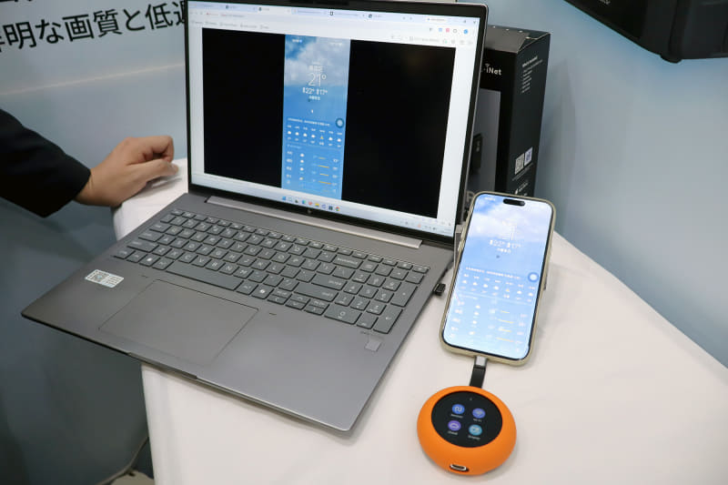 Comet Qを接続したスマートフォンをPCから操作している様子