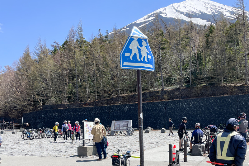 5月中頃のスバルライン五合目。自転車用ヘルメットをかぶった人がたくさんいる