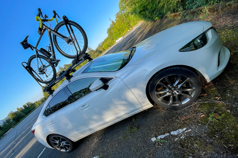 自転車を載せるサイクルキャリアはINNO タイヤホールド3。載せるのも降ろすのも10秒ほどでできるから着いてすぐに出発できる