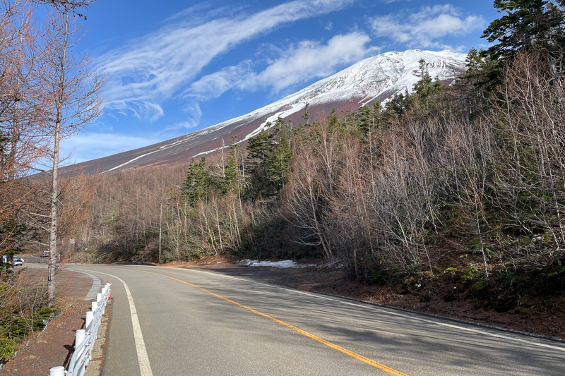 四合目を過ぎると一気に晴れ。そして富士山が迎えてくれた。この瞬間はかなり感動