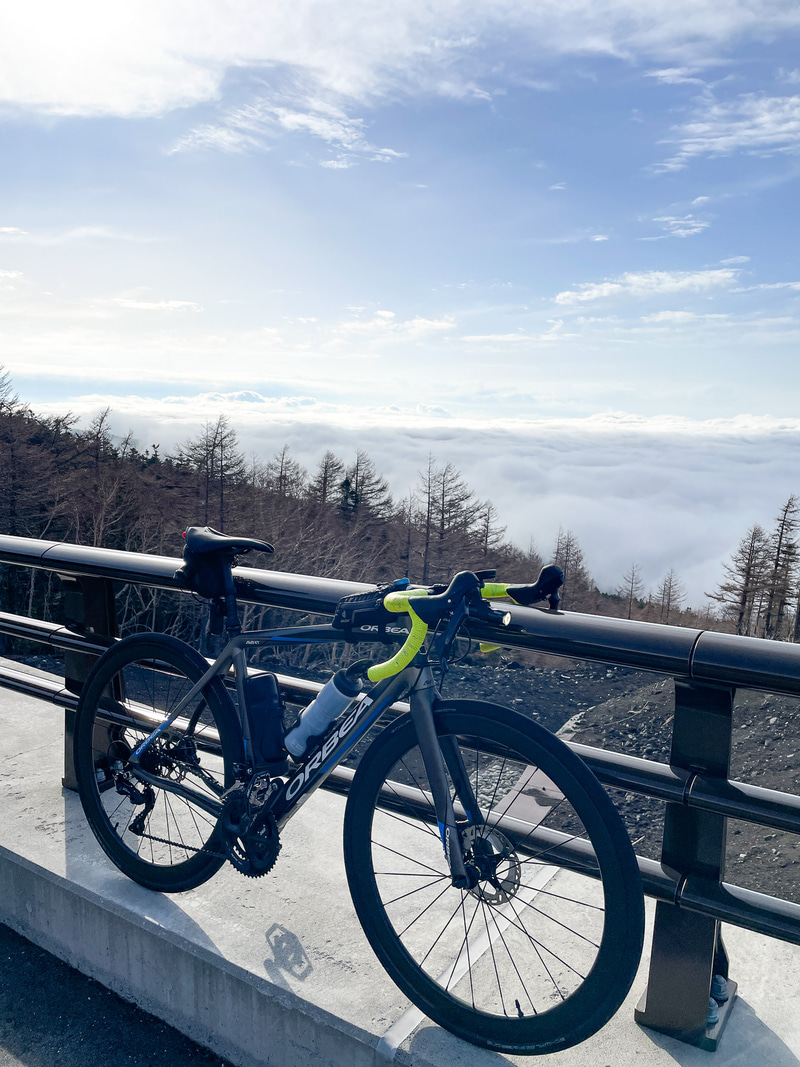 眼下に広がる雲海。雲の上まで自転車で登るというのはなかなかの感動だ