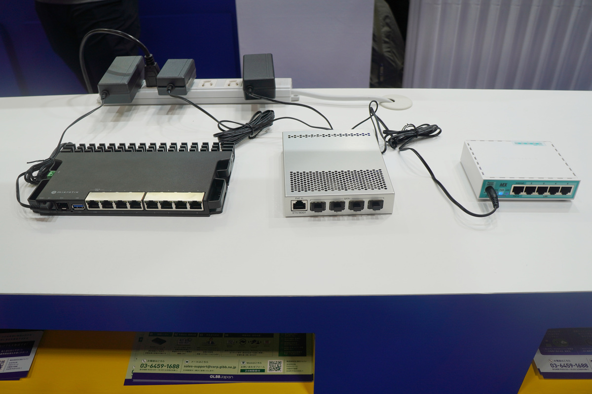 MikroTikの小型ルーター。右から、NGN網折り返しサービス用、マンションでの光終端装置接続用、グローバルIPアドレス公開用