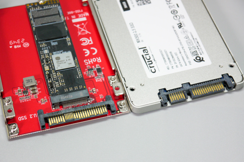 U.2（左）とSATA（右）のコネクタの違い