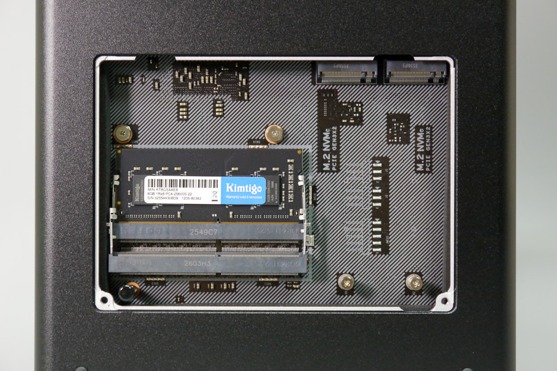 底面のフタを開けた様子。メモリ2スロット（標準で1つ使用）、NVMe2スロットを装備。もちろんダンパー付き
