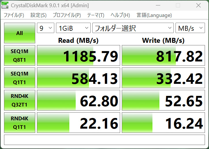 HDD4台をRAID 10構成にし、さらにNVMe SSD×2をRAID 1構成でキャッシュ設定した状態で、SMBでアクセスしたのが左の画面、iSCSIでアクセスしたのが右の画面