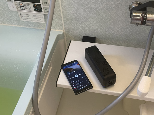 浴室専用の防水スマホと防水Bluetoothスピーカー。主に音楽とスマニューに使用
