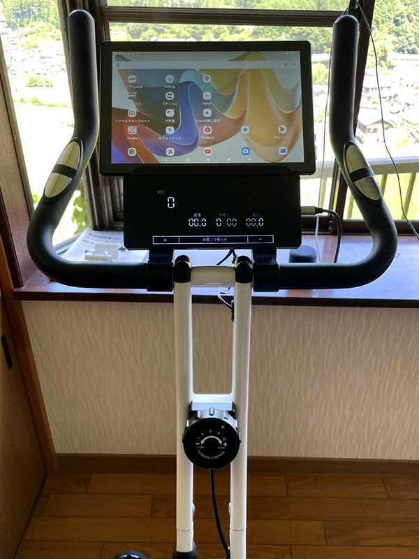 ペダルをこぎながら、「どこでもDIGA」でレコーダーに録画した番組を激安タブレットで視聴