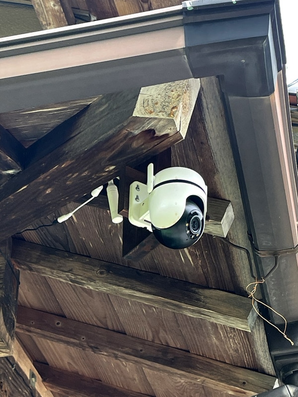 建物南東の軒下に設置した監視カメラもWi-Fiを利用している