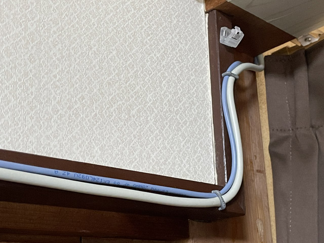 カーテンの隙間からダイニングへ