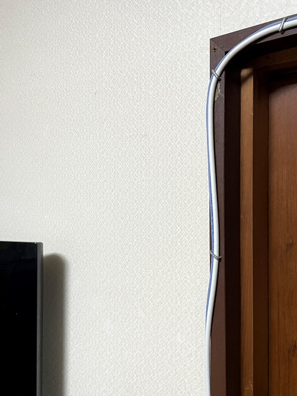 2階から配線したLANケーブルはTVの裏に置いたWi-Fiルーターへ