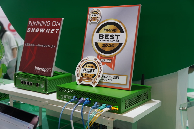 「ZUNDA CONNECT ROUTER」（右）と、試作機の「ZUNDA CONNECT ROUTER LITE」（左）。緑色のカラーリングが特徴的だ