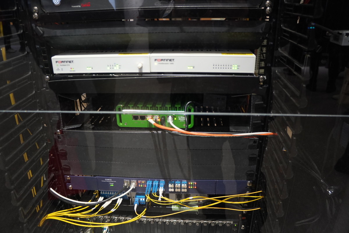 ShowNetブースのラックN-7の「ZUNDA CONNECT ROUTER LITE」