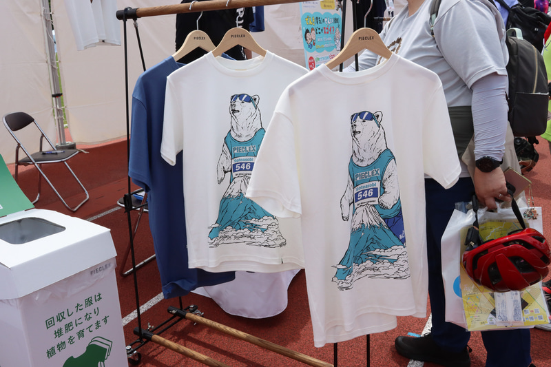 ピエクレックスでできたTシャツなども販売