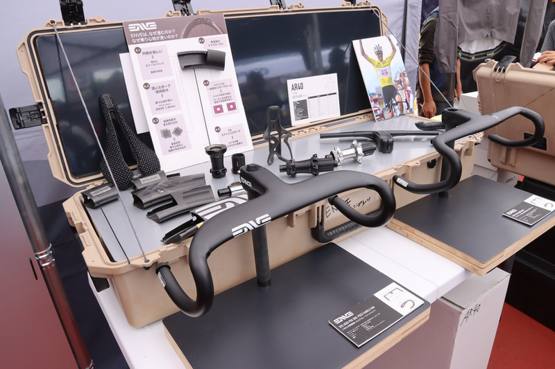ENVEの展示。カーボンホイールやカーボンハンドルのカットモデルなども展示
