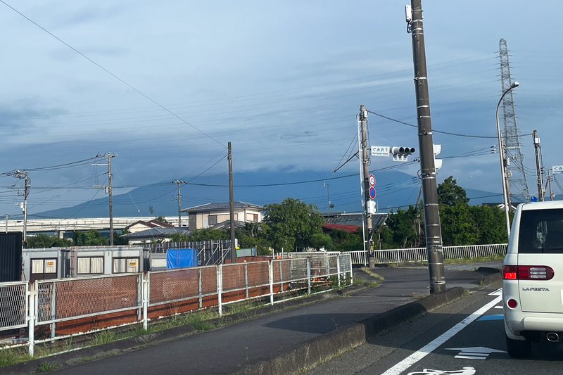 レース当日、筆者は宿泊はしていないので、朝4時起きで会場に向かう。写真は信号待ちで撮ったもの。富士山には雲がかかっている