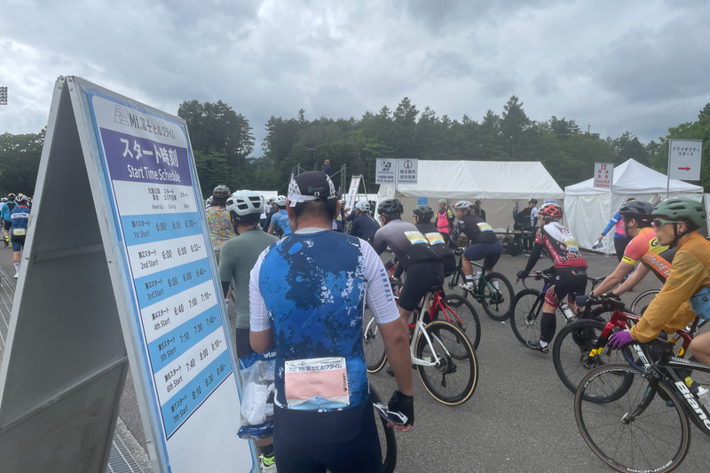 会場に着いたところ。左の看板を見ると、スタートエリア招集時間の前に北麓公園集合時間があった、というのをこの写真で気がついた