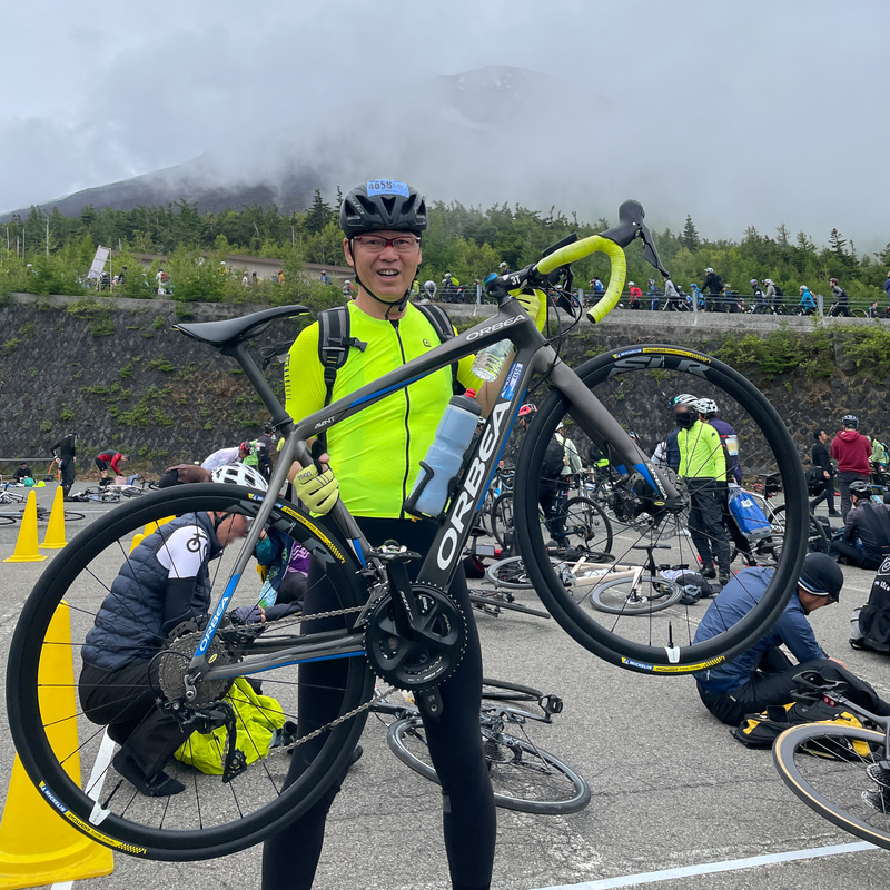 一瞬だけ富士山が顔を出したので近くの人に写真を撮ってもらった