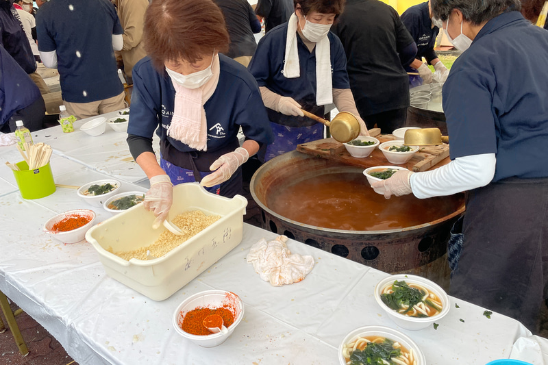 参加者に無料で振る舞われる吉田うどん。雨で冷えた身体に温かいうどんがしみる