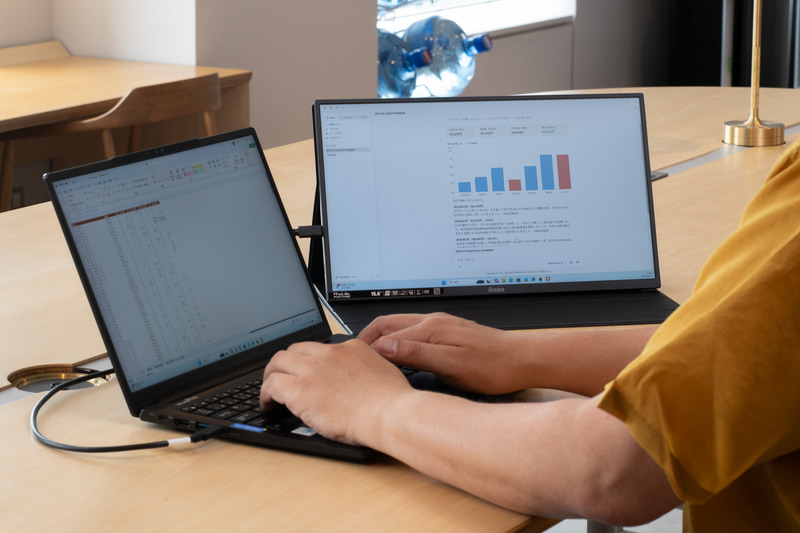 14型のノートPCと並べたところ。15.6型のProLite P1671HSC-B1JはノートPCと並べたときに画面サイズがちょうどいい