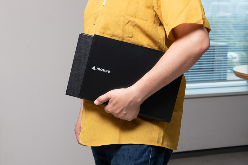 ノートPCと重ねて持ち歩くのにもちょうど持ちやすいサイズ