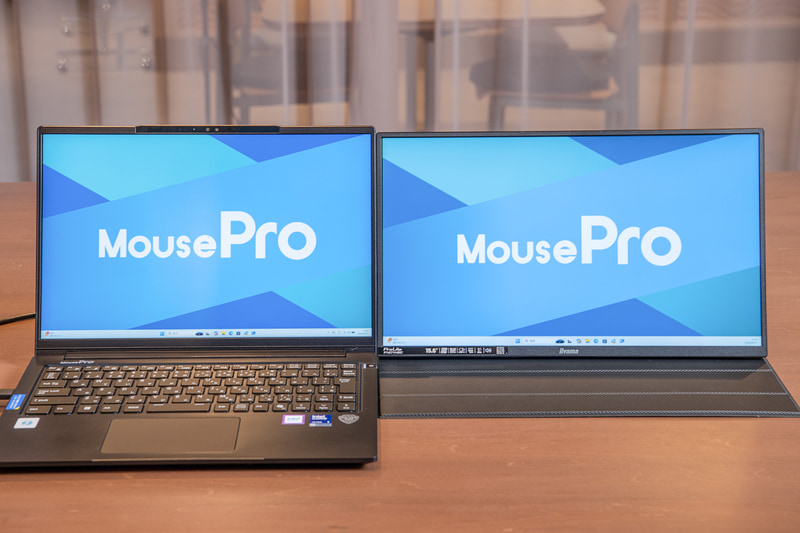 ベゼルも極薄なので、ノートPCと並べたときの使い勝手、スペース的にも優れる