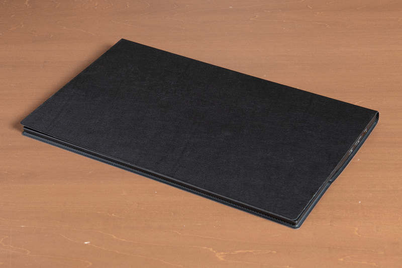 画面はもちろん背面まで覆ってモバイルディスプレイ全体を保護できる