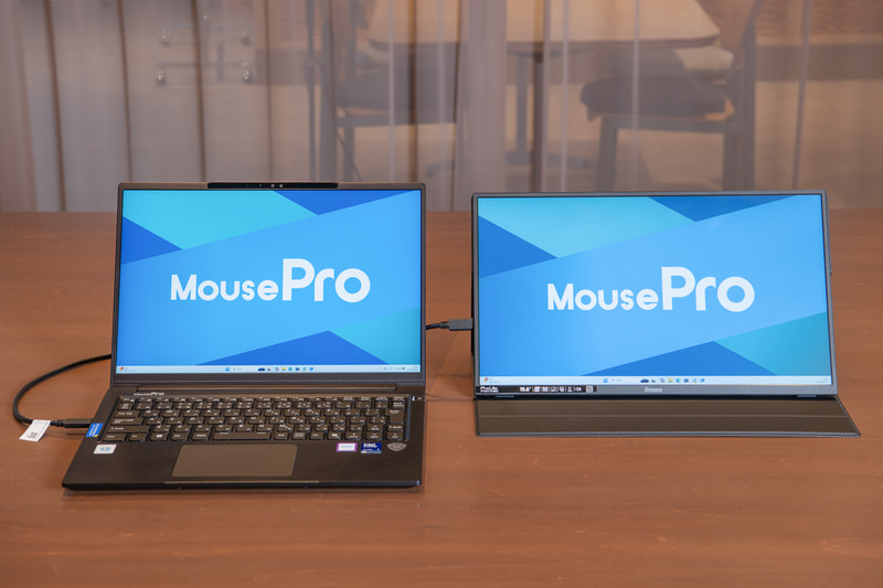 ケーブル1本で接続できるから、PCの右側にも左側にも自由にProLite P1671HSC-B1Jを配置することができる
