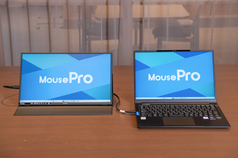 ケーブル1本で接続できるから、PCの右側にも左側にも自由にProLite P1671HSC-B1Jを配置することができる