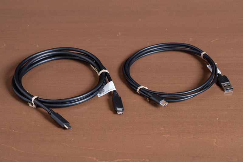 映像伝送にも対応したUSB Type-Cケーブルと、HDMI接続時の電源供給用USBケーブルが付属。ただしMini HDMIのケーブルは付属しない