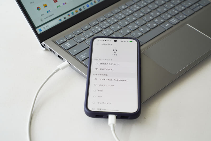 Windows PCとAndroidをUSBケーブルで接続する。今回はポートに合わせて両側ともUSB Type-Cで接続している