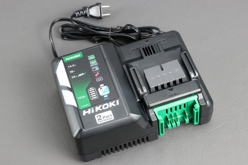 2ポート急速充電器（UC18YDML）。天面のポートでマルチボルト、18V、14.4Vを充電、手前の緑色のポートで10.8Vが充電できる
