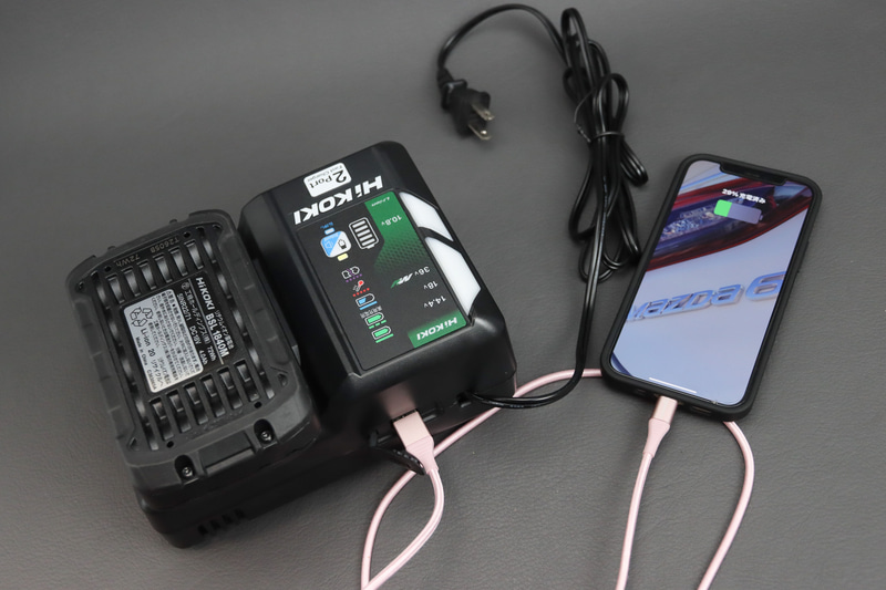 USB Type-Aポートがあって、HiKOKIのバッテリーをモバイルバッテリーのように利用できる（ただし10.8Vバッテリーからは給電できない）
