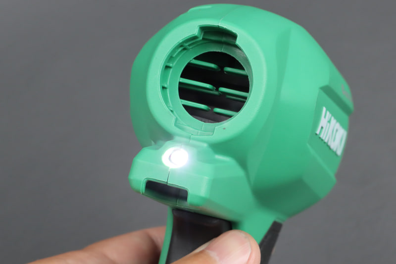 作動中は先端のLEDライトが点灯。暗いところでの作業に役立つ