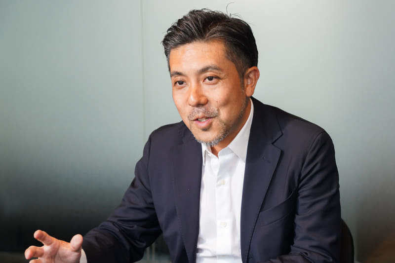 葭沢光伸（あしざわ みつのぶ）氏。広告制作会社から、2007年末に編集者としてヤフー株式会社に入社。「Yahoo!きっず」「Yahoo! JAPAN」のトップページの編集に携わった後、「Yahoo! JAPAN」トップページのサービス責任者としてスマートフォン対応などを担当。広告システムの責任者、検索サービスの責任者を経て、「Agent i」に立ち上げから携わる。現在、LINEヤフー株式会社 上級執行役員 メディア・検索ドメイン AI Agent統括SBU リード
