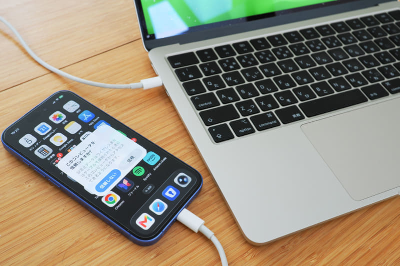 iPhoneの写真をMacにバックアップしよう。iPhoneとMacをUSBケーブルで接続して作業をする
