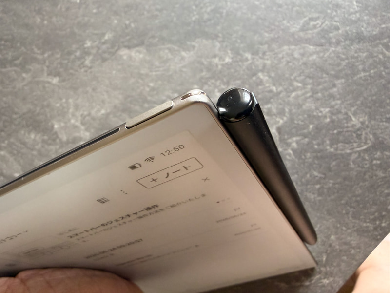 ペンは本体にマグネットで貼り付く。ただしカバンの中に入れておくと外れていることも